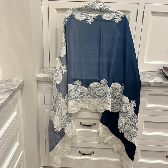 Cleaver Carriage Company Lace wool and silk Scarf - Picture 4 of 4